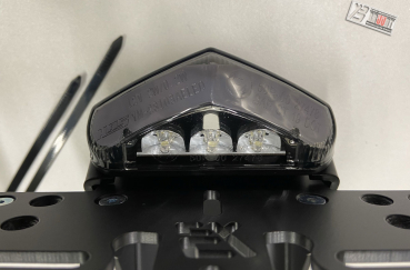 Preview: BRUUDT Kennzeichenhalter Tail Tidy für Suzuki GSX-8S und GSX-8R Lange Version mit Rücklicht.