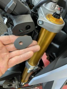 Preview: BRUUDT Adapterplatten LED Mini Blinker Suzuki GSX-S1000 ab 2022 SV650(X)