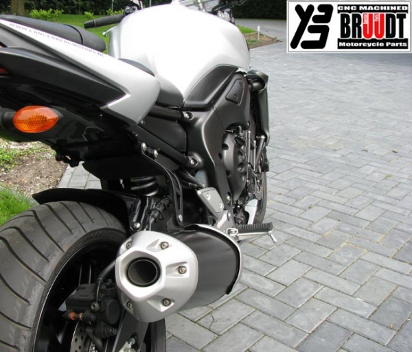 Auspuffhalter mit Loch Abdeckung für die Linke seite für Yamaha FZ8 und FZ8 Fazer ab 2006