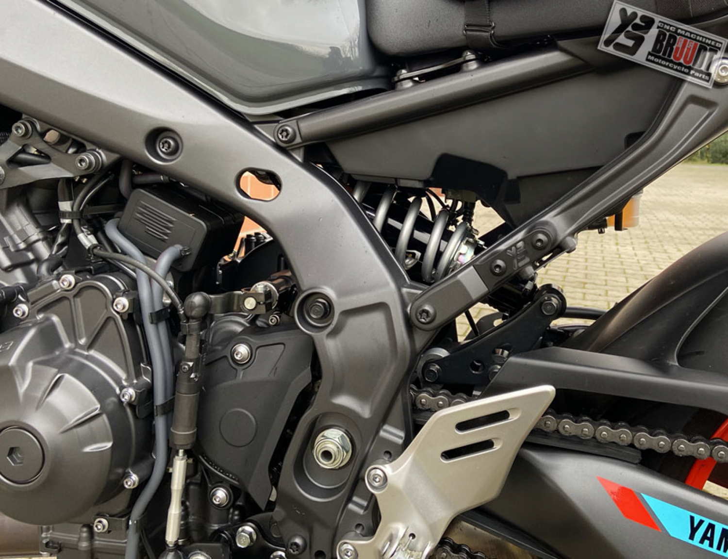 BRUUDT 2D Sozius Fußrasten Abdeckung Satz für Yamaha MT-09 BJ 2021-2023