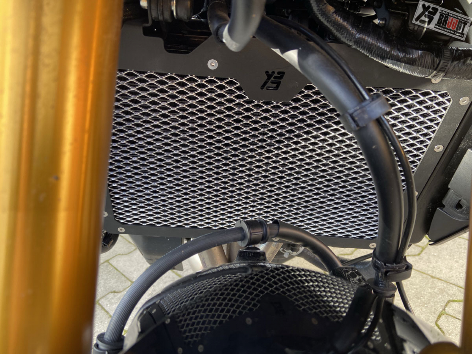 Kühlerabdeckung Schwarz/Silber für Yamaha Tracer 9 und tracer 9 GT(+) ab baujahr 2021
