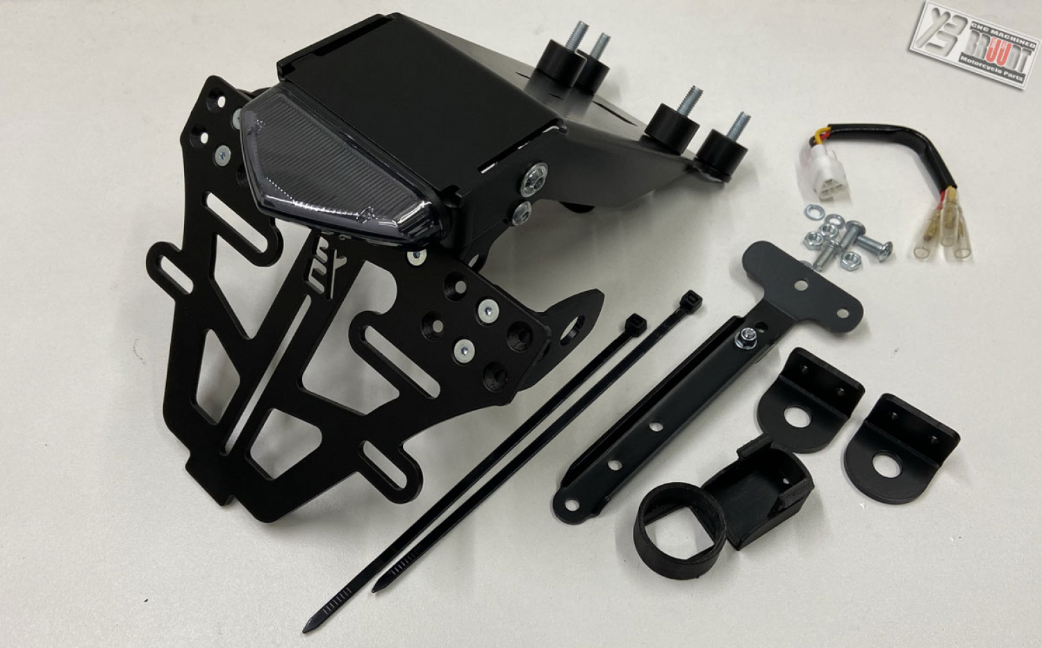 BRUUDT Kennzeichenhalter Tail Tidy für Suzuki GSX-8S und GSX-8R Kurze Version mit Rücklicht. BRUUDT Kennzeichenhalter Tail Tidy für Suzuki GSX-8S und GSX-8R Kurze Version mit Rücklicht.