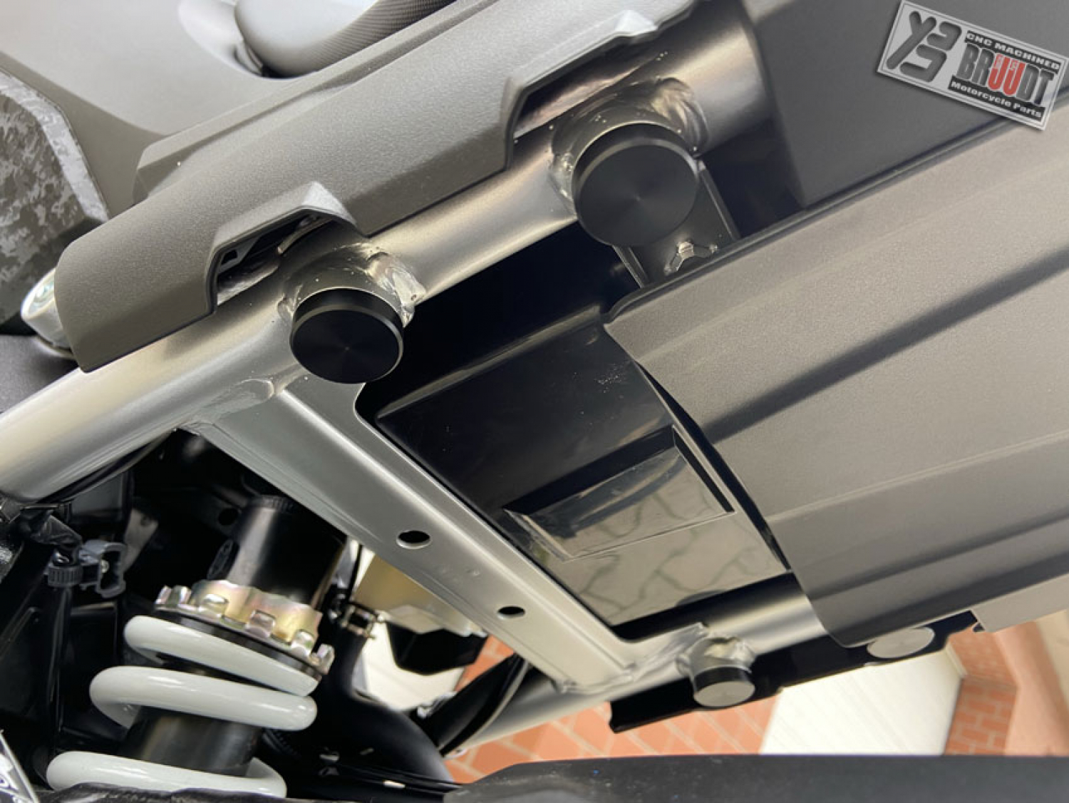BRUUDT Sozius Fußrastenabdeckung Satz für Suzuki GSX-S950, GSX-S1000 und GSX-S1000F