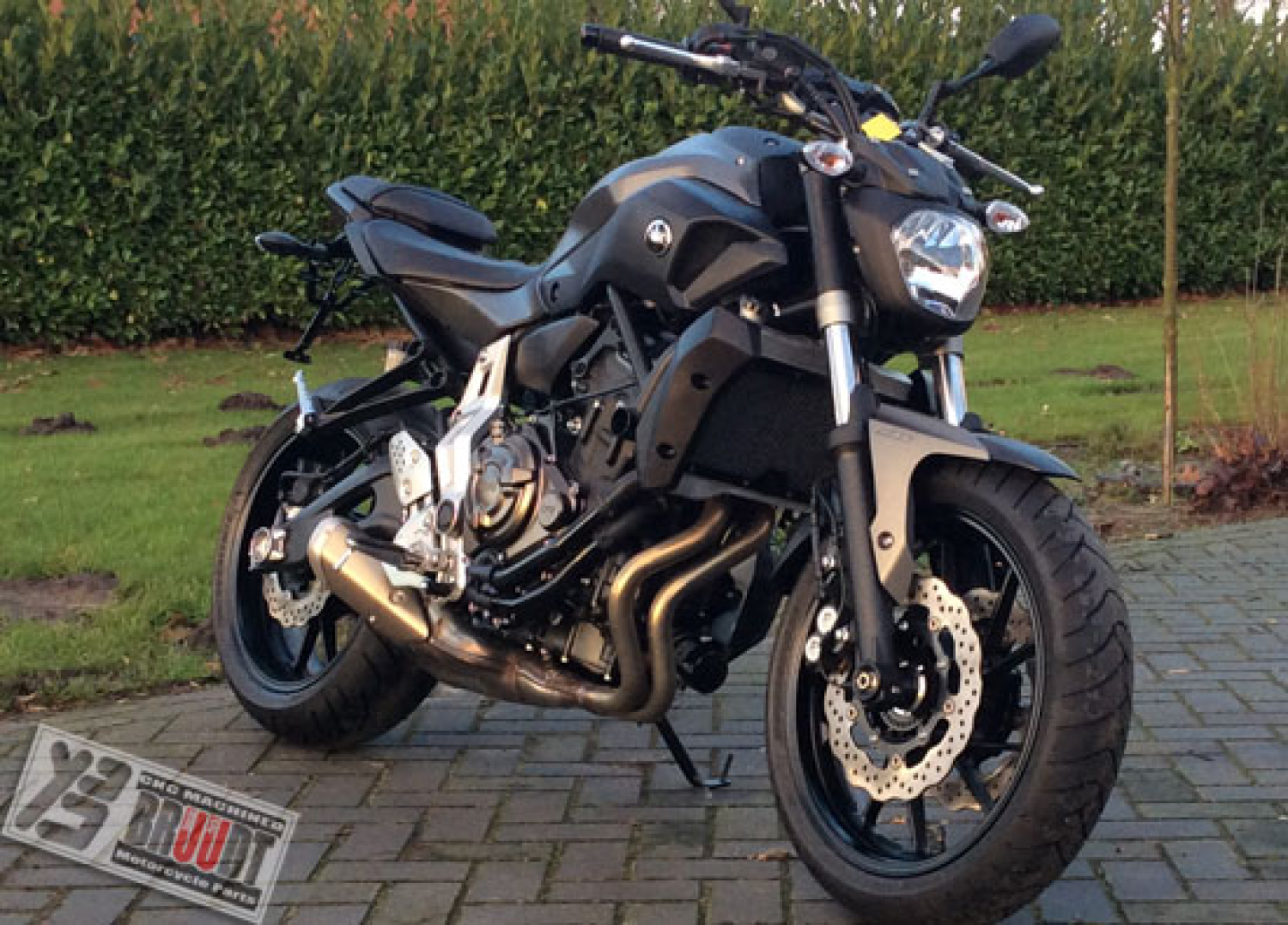 BRUUDT Kühlerabdeckung Schwarz/Schwarz passend für Yamaha MT-07 passend für alle Baujahren.
