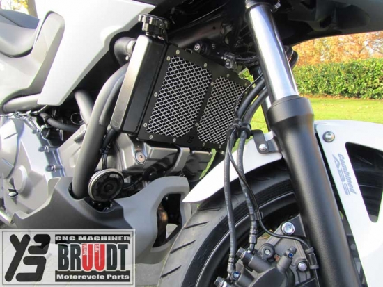 Kühlerabdeckung für NC700 S&X und NC750 S&X Schwarz/Silber Kühlerabdeckung für NC700 S&X und NC750 S&X Schwarz/Silber